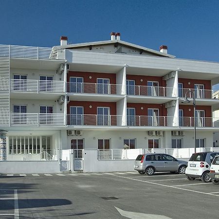 Case Vacanze Blue Bay Resort Roseto Degli Abruzzi Exteriör bild