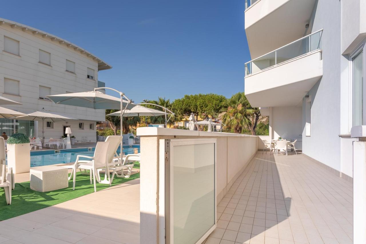 Case Vacanze Blue Bay Resort Roseto Degli Abruzzi Exteriör bild