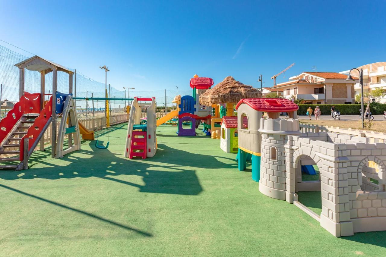 Case Vacanze Blue Bay Resort Roseto Degli Abruzzi Exteriör bild