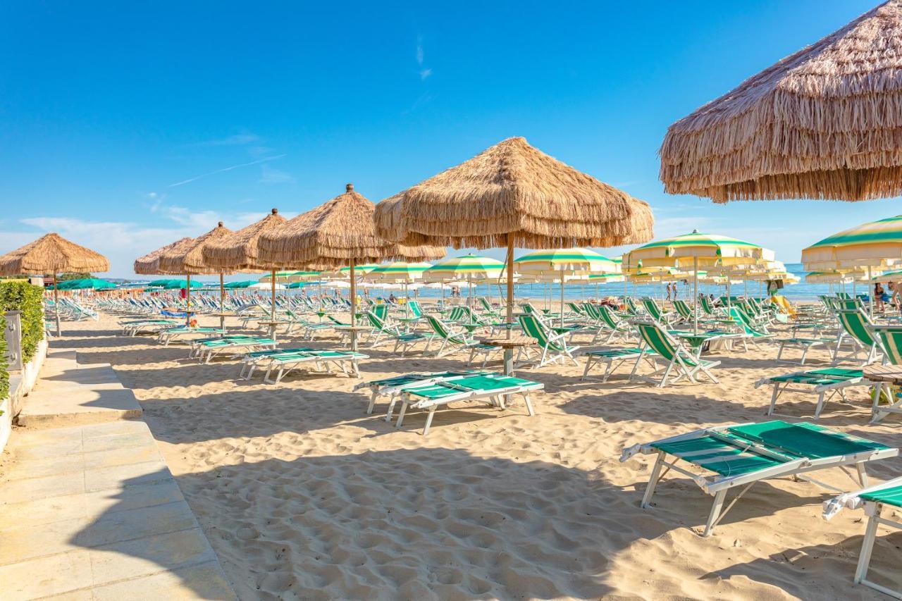 Case Vacanze Blue Bay Resort Roseto Degli Abruzzi Exteriör bild