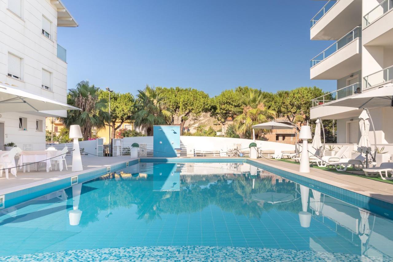 Case Vacanze Blue Bay Resort Roseto Degli Abruzzi Exteriör bild