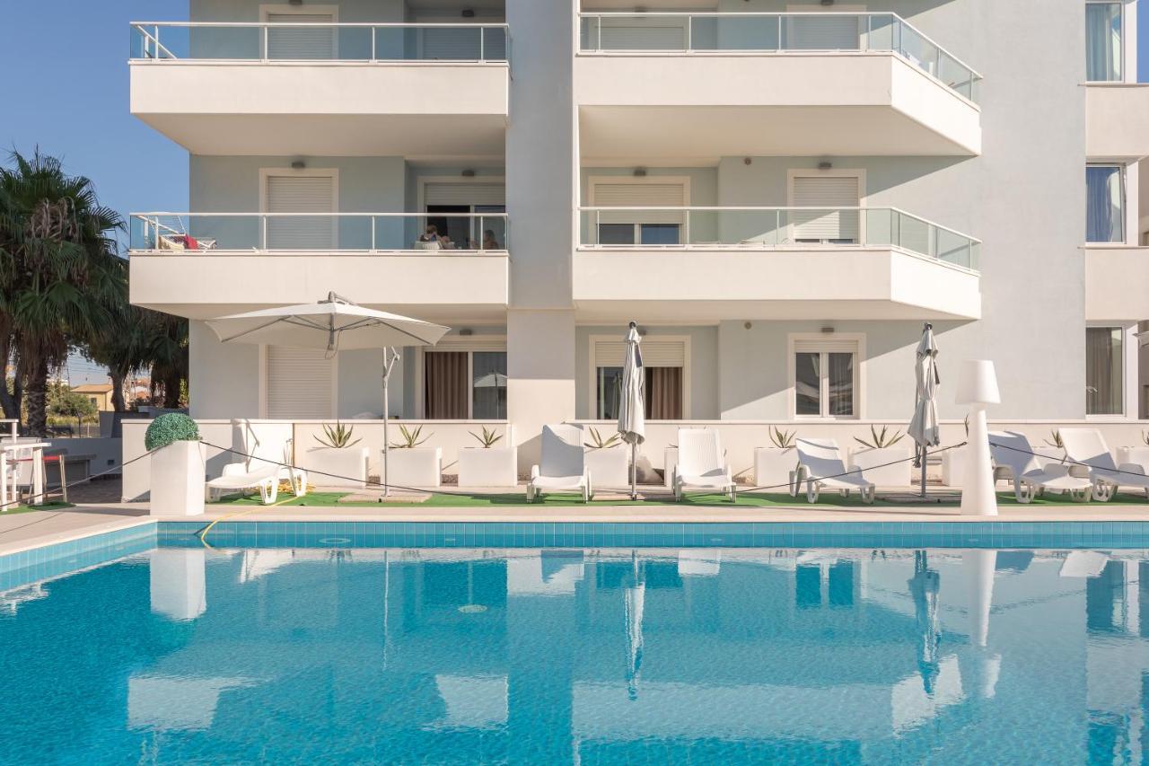 Case Vacanze Blue Bay Resort Roseto Degli Abruzzi Exteriör bild