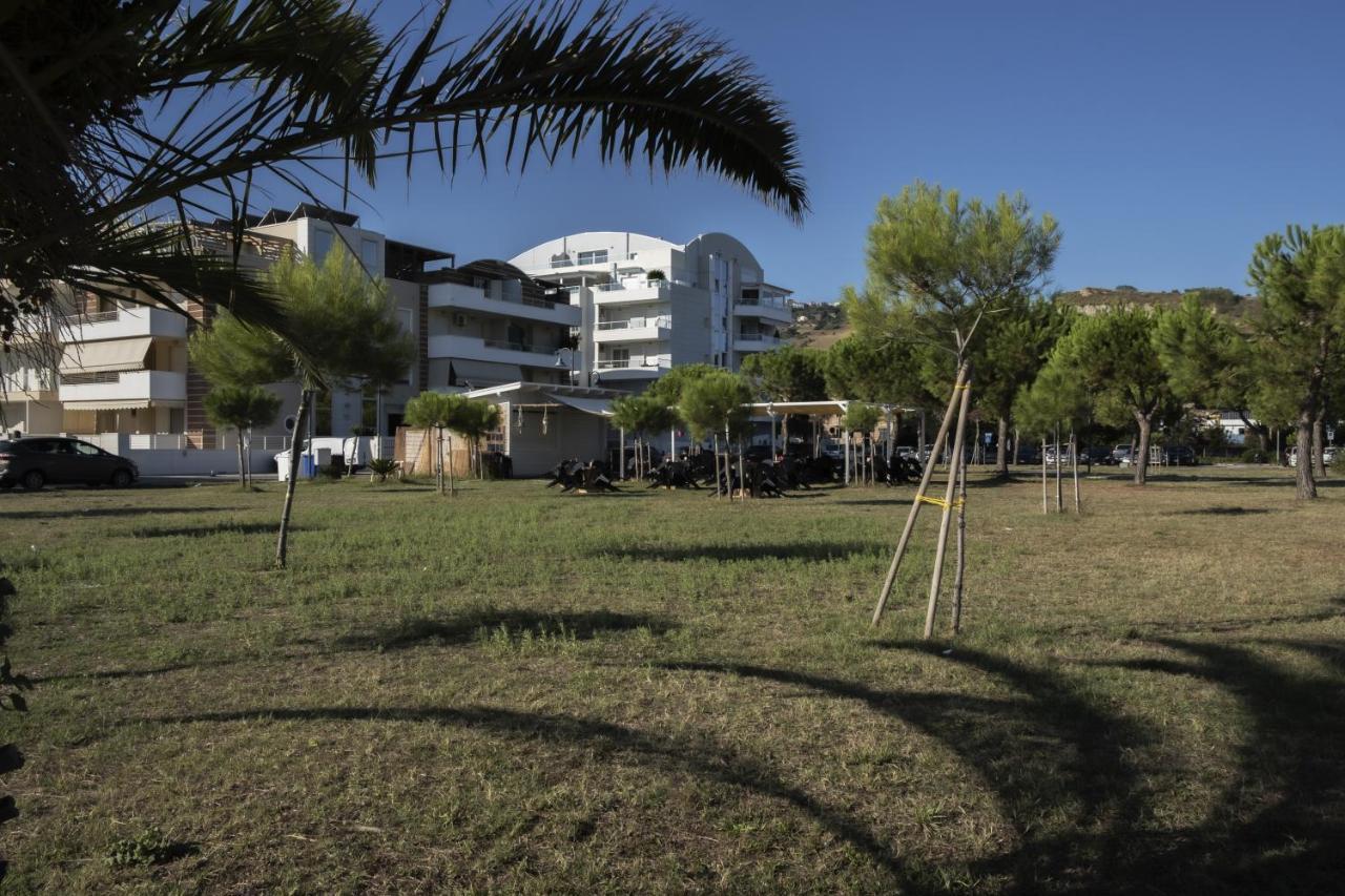 Case Vacanze Blue Bay Resort Roseto Degli Abruzzi Exteriör bild