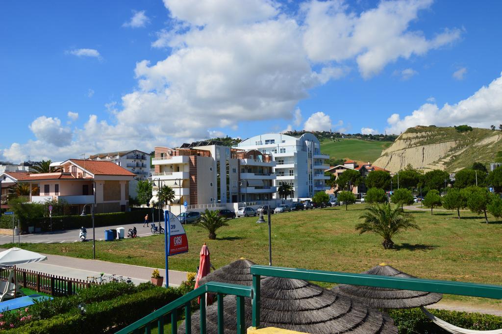 Case Vacanze Blue Bay Resort Roseto Degli Abruzzi Exteriör bild