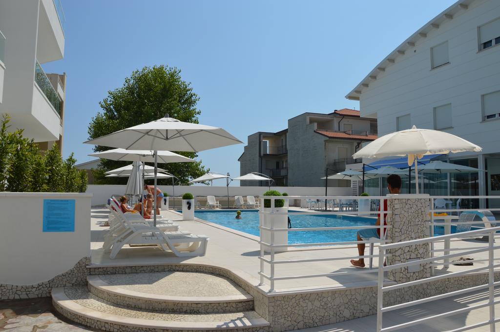 Case Vacanze Blue Bay Resort Roseto Degli Abruzzi Exteriör bild