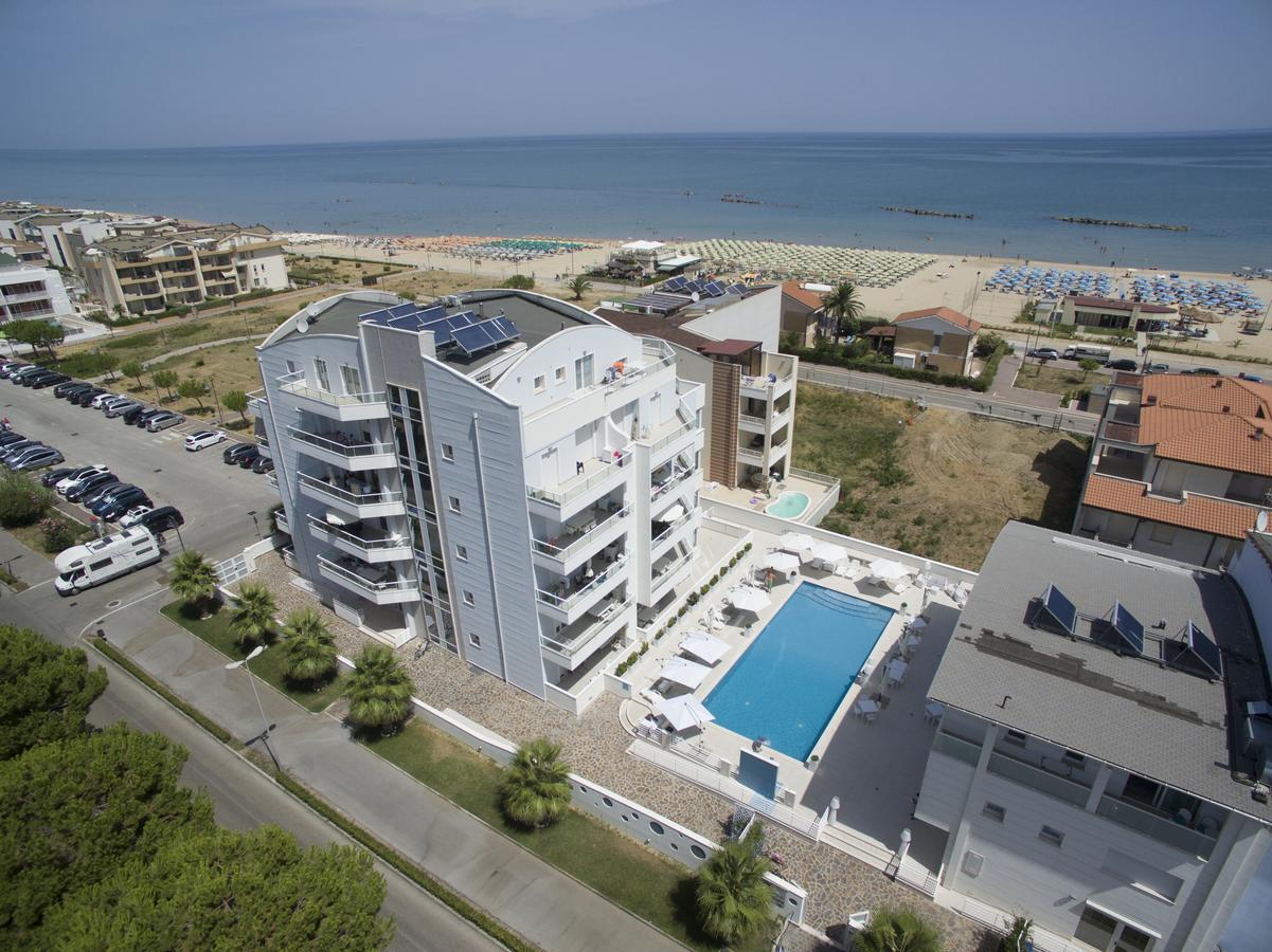 Case Vacanze Blue Bay Resort Roseto Degli Abruzzi Exteriör bild