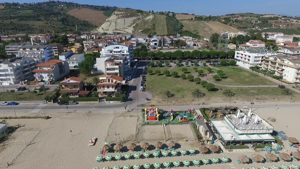 Case Vacanze Blue Bay Resort Roseto Degli Abruzzi Exteriör bild