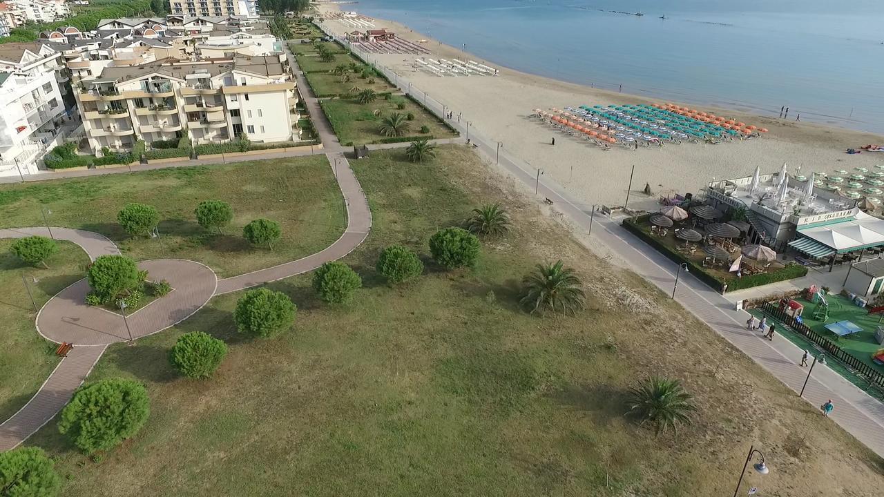 Case Vacanze Blue Bay Resort Roseto Degli Abruzzi Exteriör bild