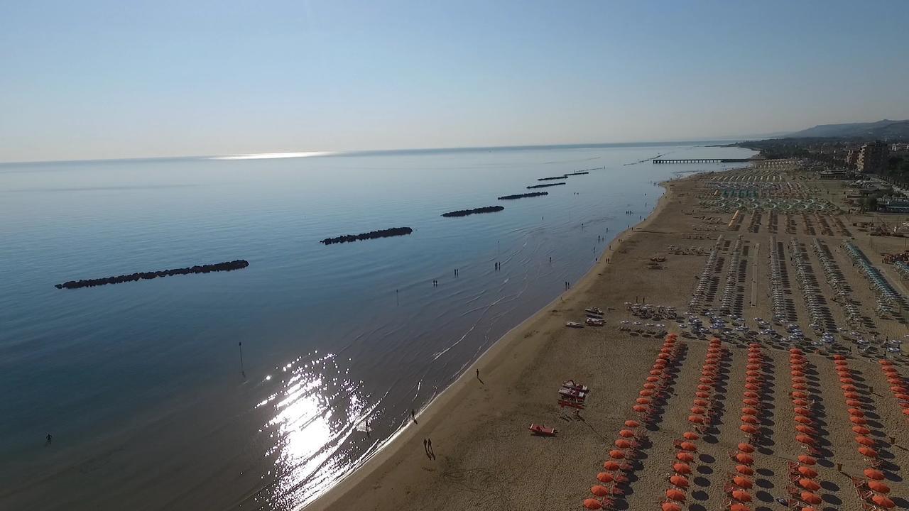 Case Vacanze Blue Bay Resort Roseto Degli Abruzzi Exteriör bild